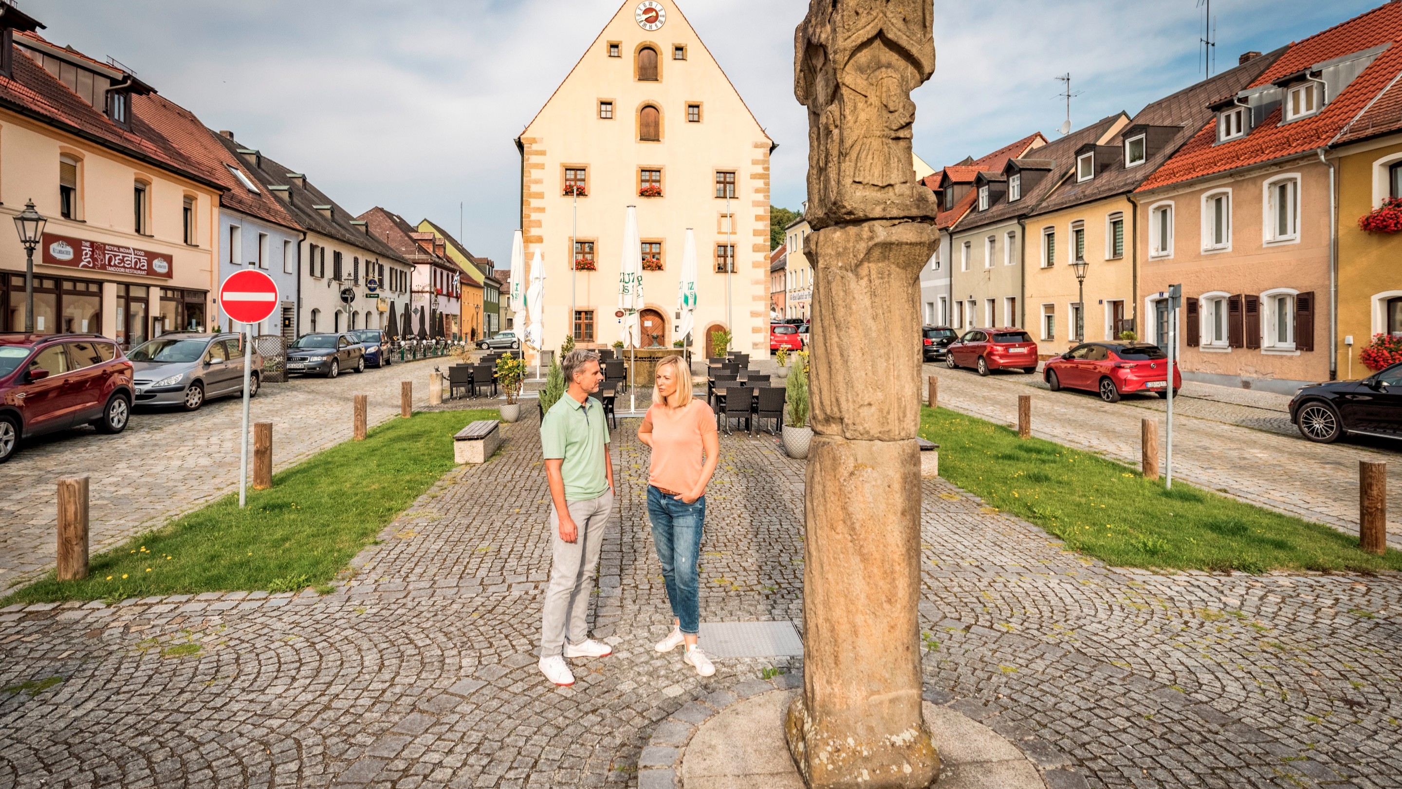 Auch Pestsäule genannt, steht die Passionssäule auf dem Grafenwöhrer Marktplatz. Foto: Thomas Kujat 2021.