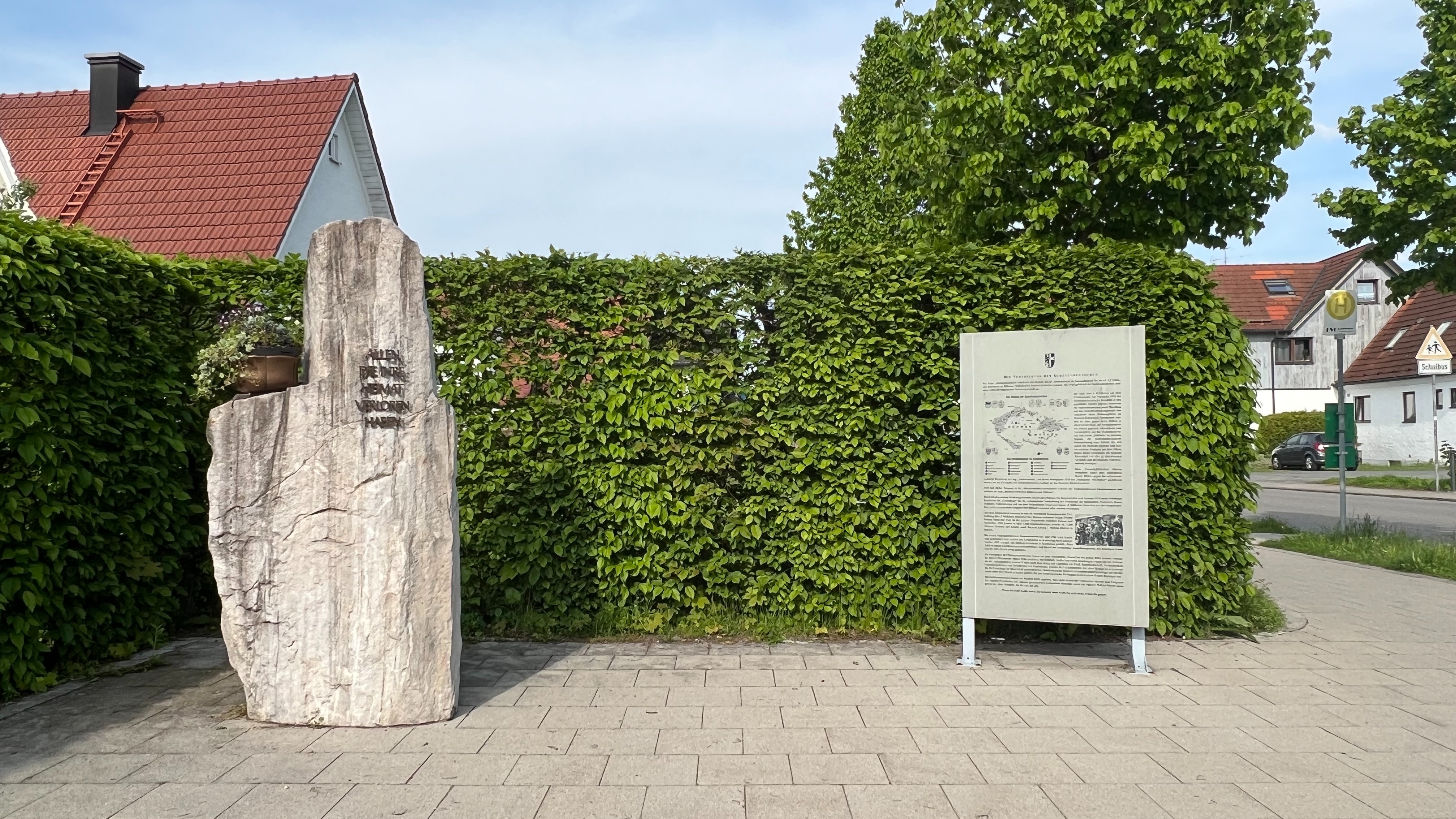 Gedenktafel und Gedenkort in Kaufering an die Vertreibung der Sudetendeutschen, Foto Wolfgang Hauck, 2023