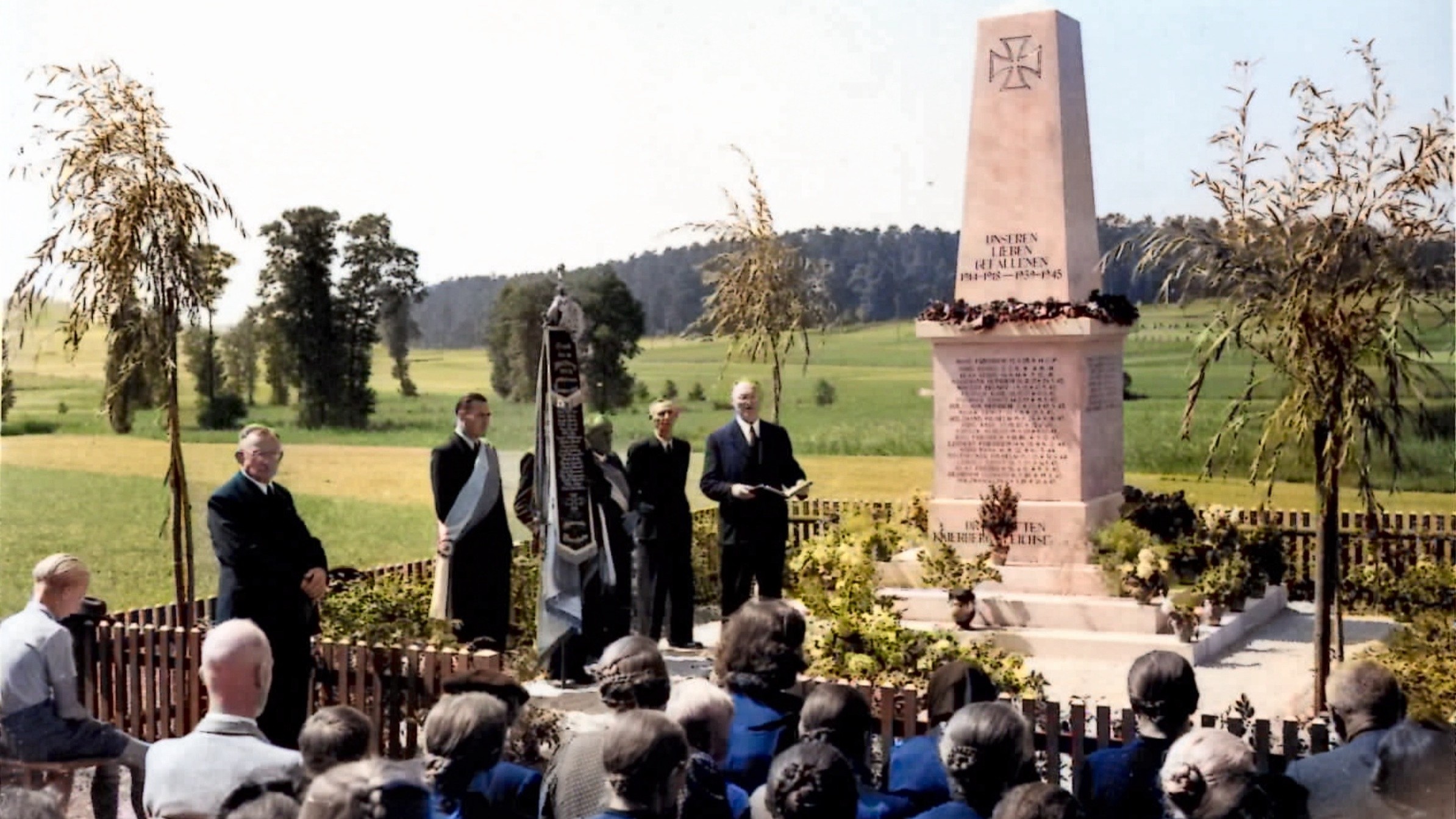 BILDER / Bildunterschriften:

1 Einweihung des Kriegerdenkmals in Kaierberg am 9.8.1953, Foto vom Helmut Soldner, eingefärbt von Andreas Hodde
2 Einweihung des Kriegerdenkmals in Dentlein 1953, Foto bearbeitet und eingefärbt von Andreas Hodde
3 Kriegerdenkmal in Dentlein nach der Einweihung, Foto bearbeitet und eingefärbt von Andreas Hodde
4 Besucher der Einweihung des Kriegerdenkmals in Dentlein 1953, Foto von Theo Bach, bearbeitet von Andreas Hodde