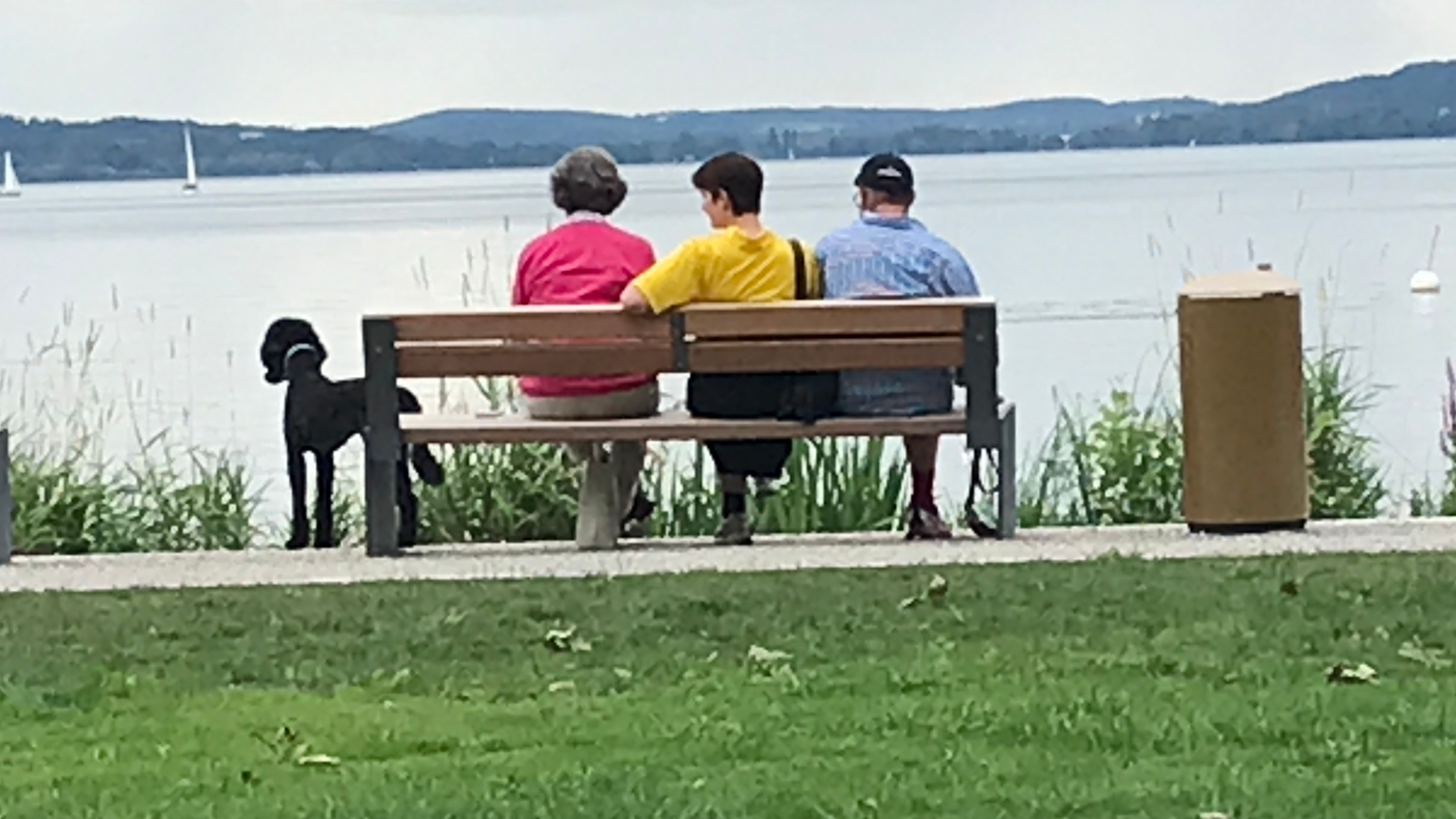 Blick hinüber nach Andechs von den Dießener Seeanlagen aus.
