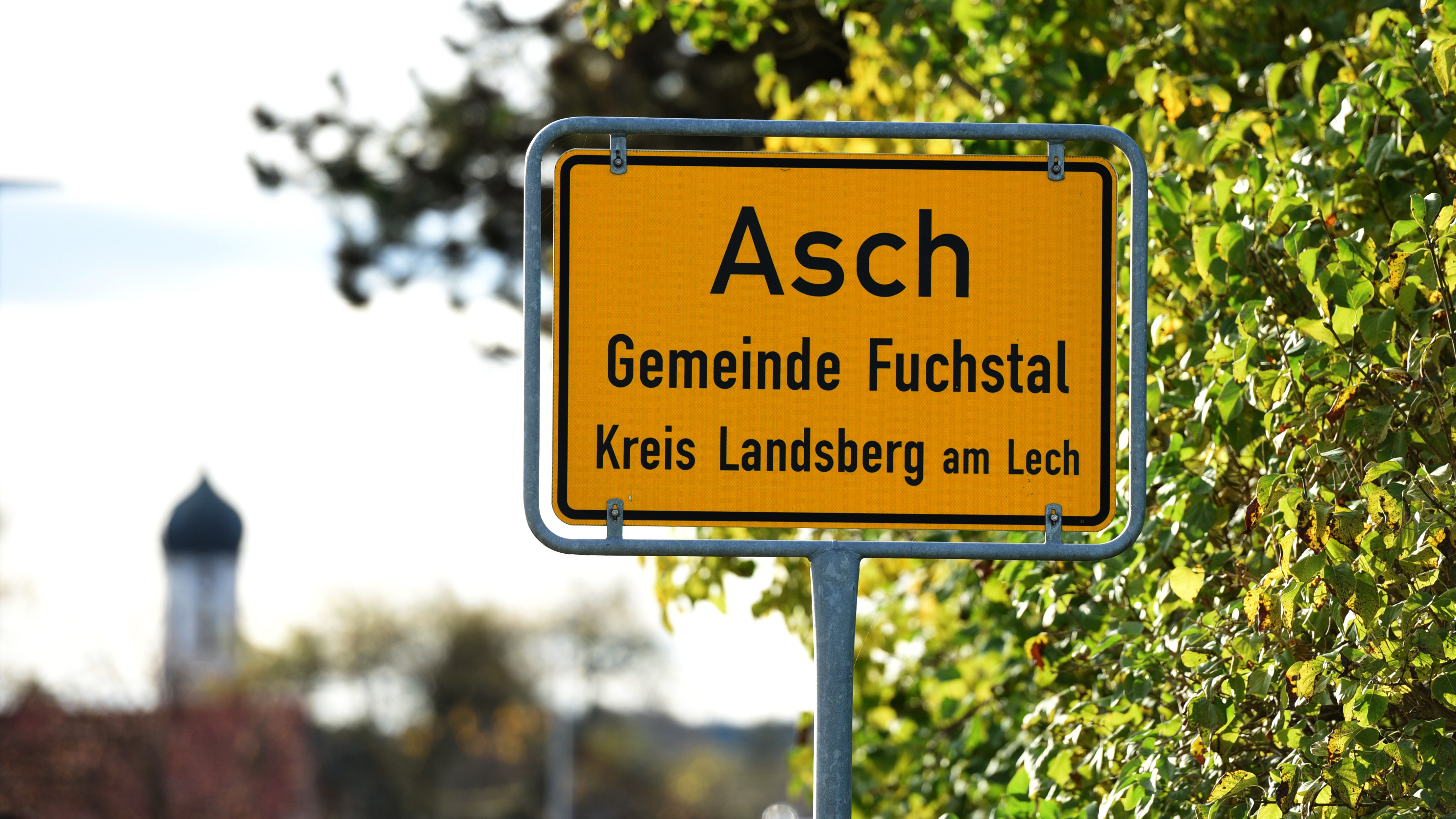 Das Ortsschild von Asch in der Gemeinde Leeder, Conny Kurz, 2022