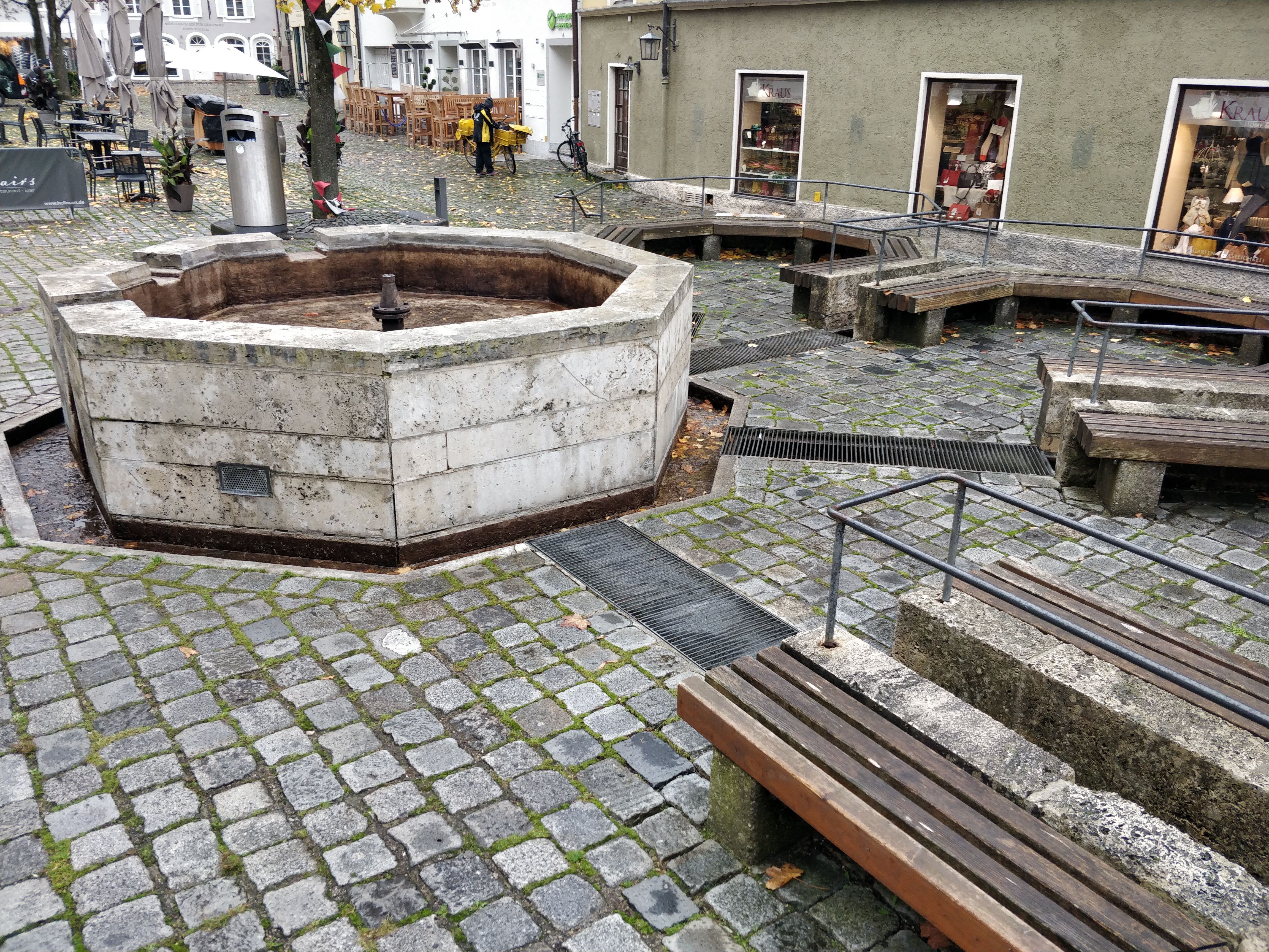 Der Brunnen auf dem Georg-Hellmair-Platz