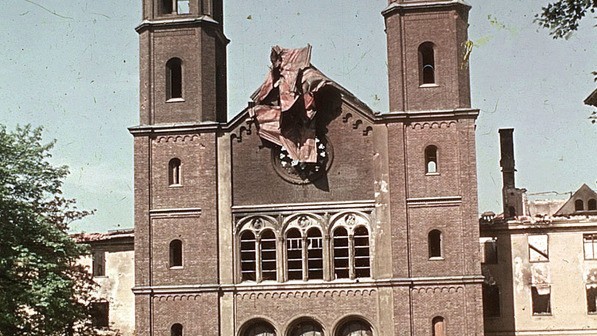 Blick auf die Fassade der Klosterkirche St. Anna im Lehel, Ende April 1944 Quelle: Zentralinstitut für Kunstgeschichte, Photothek/Archiv, Farbdiaarchiv

Erstellt von: Eva Bollert, nach 25. April 1944