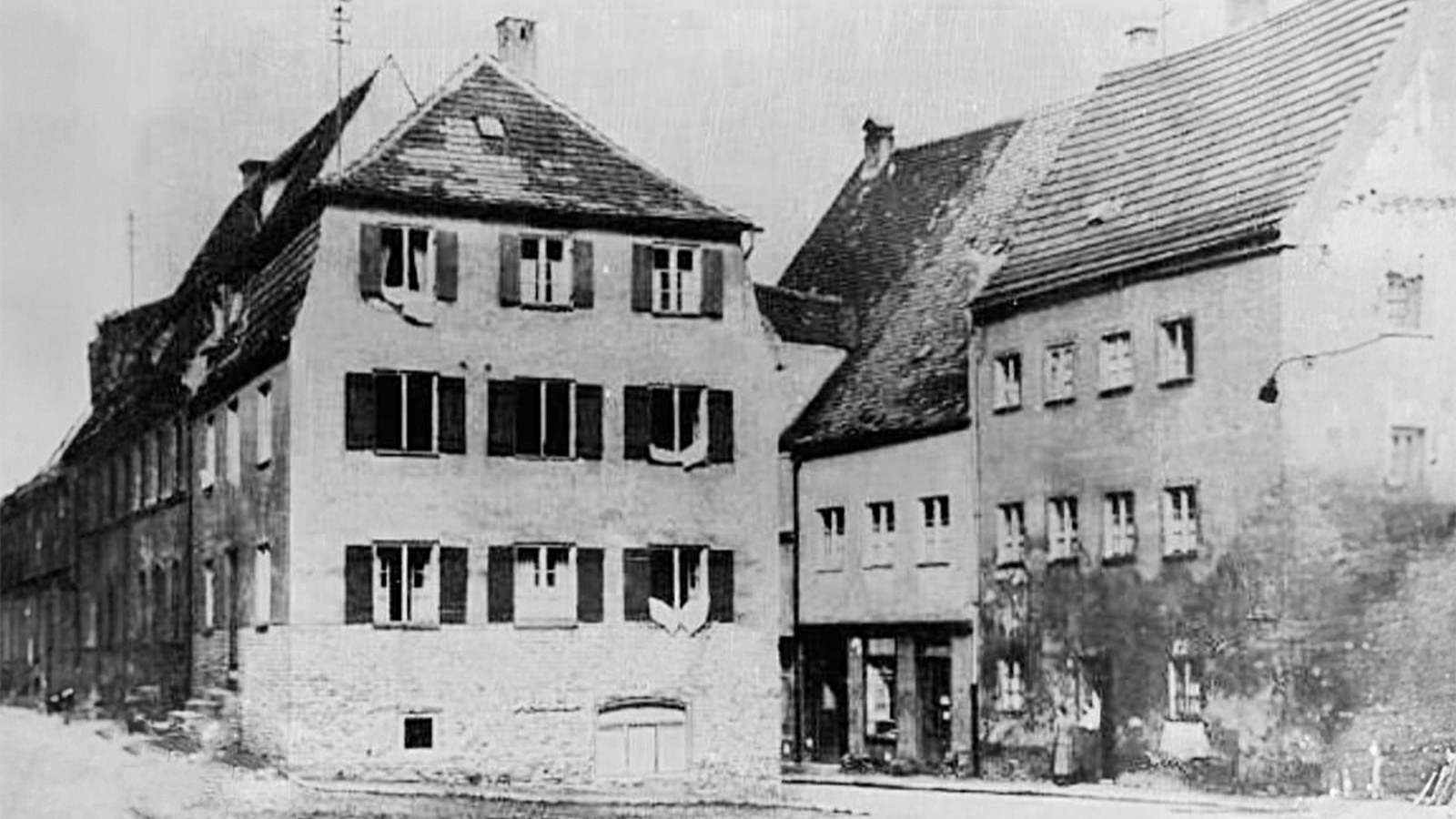 Das Bild zeigt das Gebäude, in dem sich seit den 50er Jahren das Musikhaus Ballach befand.