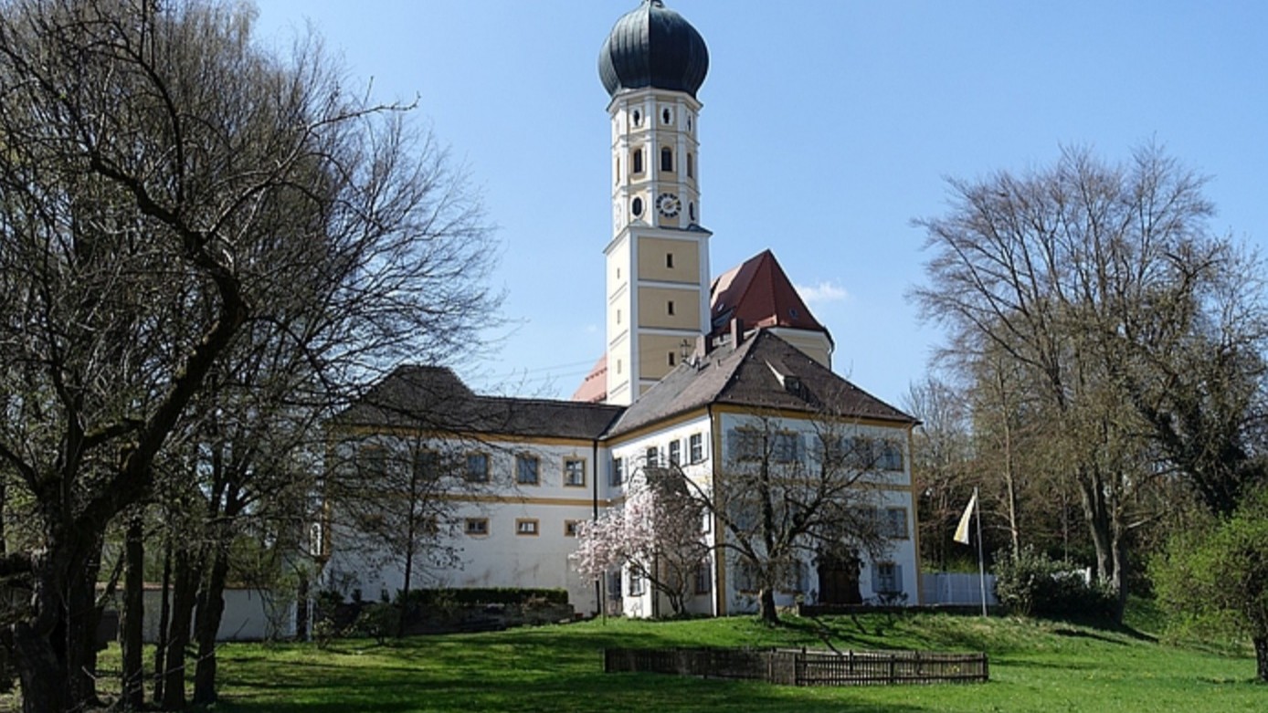Kirche und Pfarrhof Walleshausen. Foto Pfarrgemeinde Geltendorf