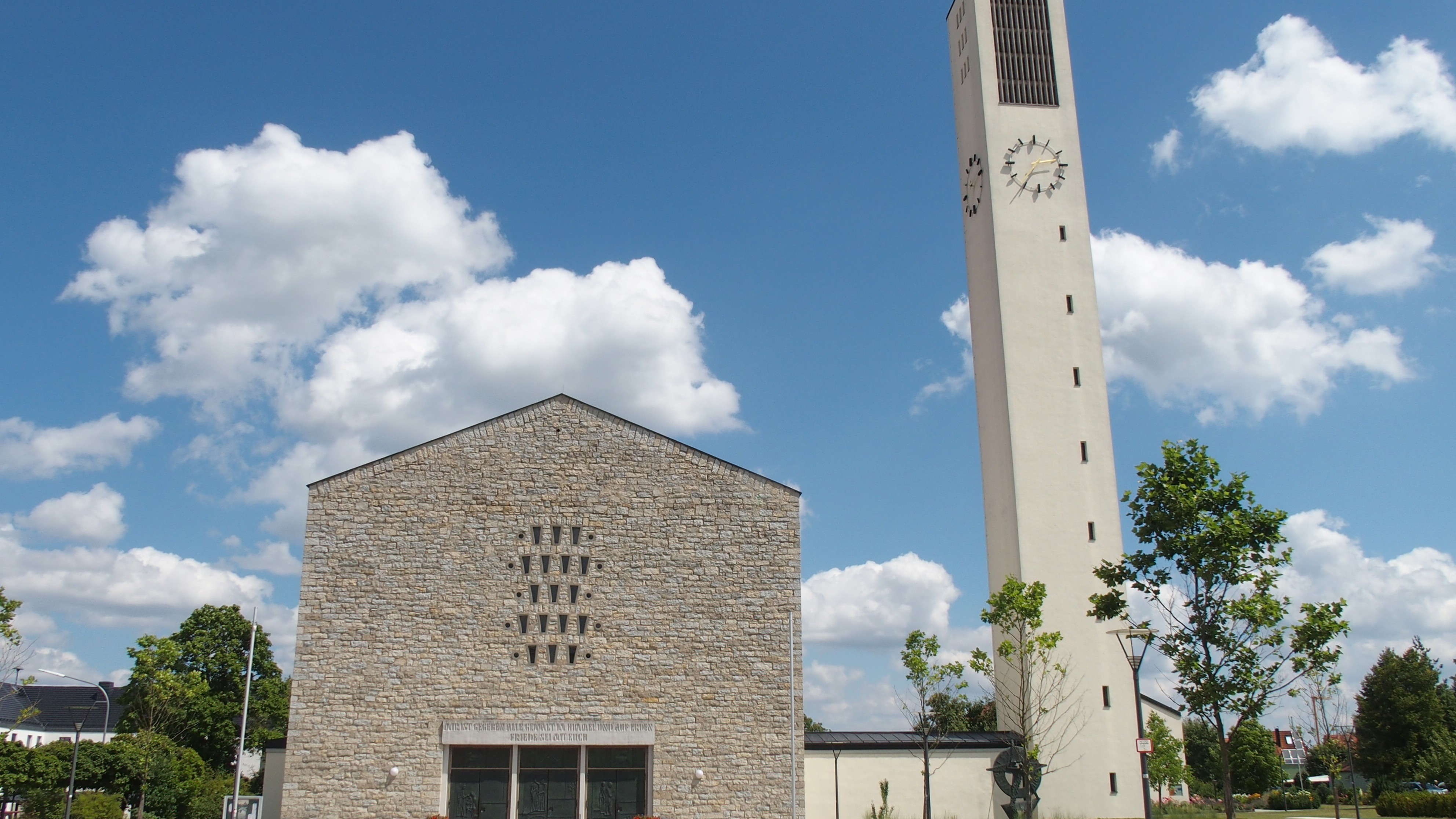 Blick auf die Grafenwöhrer Friedenskirche, das höchste Gebäude der Stadt, Foto Stadt Grafenwöhr, 2014.