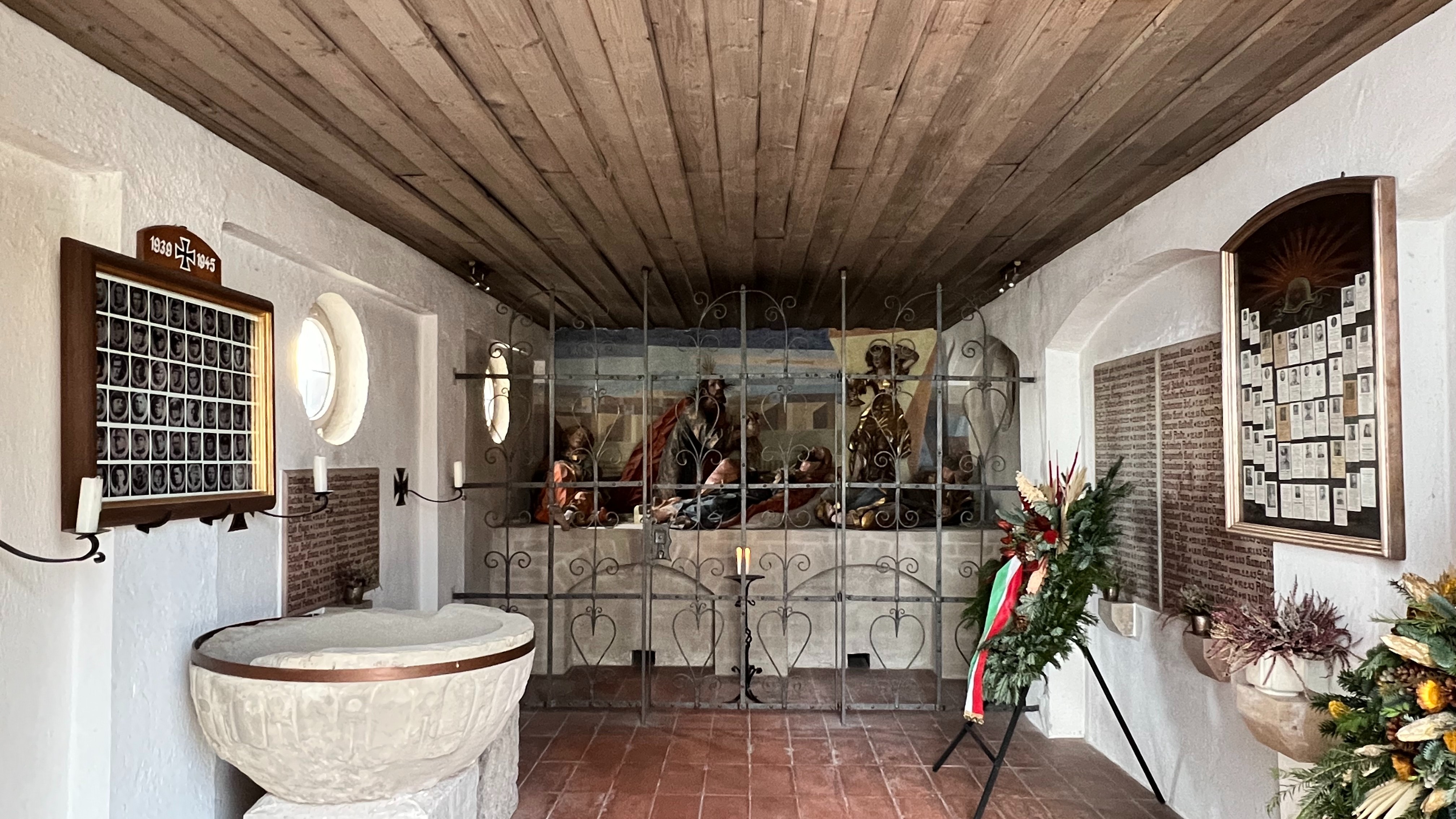 Das Kriegerdenkmal in Kaufering ist ein Ort der Erinnerung und des Respekts ist. Es befindet sich in einer Kapelle neben der Pfarrkirche St. Johannes Baptist.