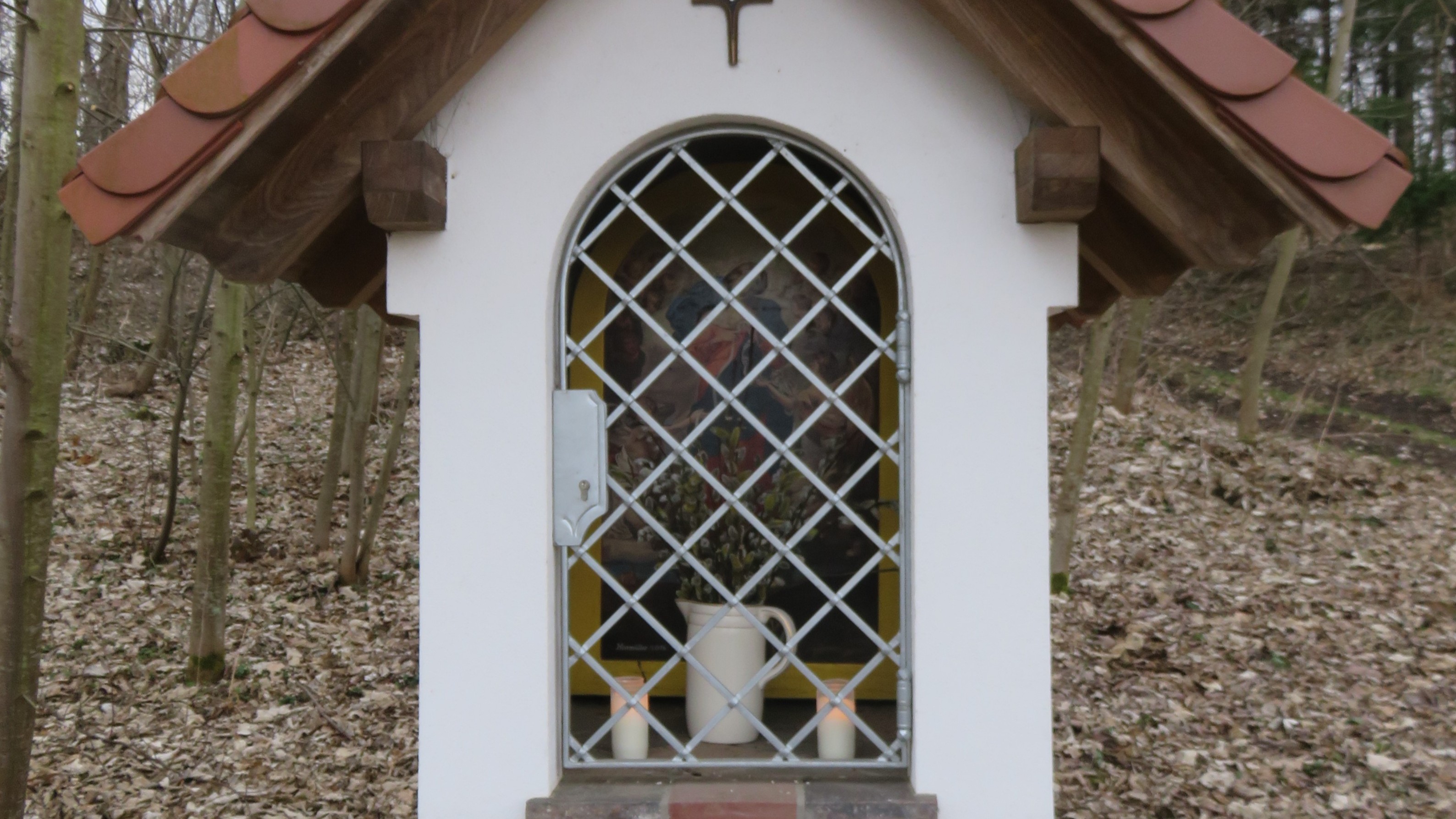 Der Bildstock wurde von der Familie Martin und Margit Klotz in Hattenhofen aufgestellt. Er ist der Maria Knotenlöserin geweiht. Auf einer Holztafel hat Herr Manfred Hiermüller 2016 das Bild der Knotenlöserin dem Motiv aus St. Peter am Perlach in Augsburg nachempfunden. Vor dem Bild stehen Kerzen. Das Bild zeigt die auf einer Mondsichel stehende Madonna, wie sie Knoten in einem langen weißen Band löst und zugleich mit dem Fuß auf dem Kopf einer Schlange, als Symbol für den Teufel und den Sündenfall, tritt und diesen dadurch rückgängig macht. Über Maria schwebt der Heilige Geist in Gestalt einer Taube. Die Knotenlöserin ist von der Sonne umgeben, wie in der Offenbarung des Johannes beschrieben. Das Original des Bildes wurde von Johann Georg Melchior Schmidtner um 1700 mit Öl auf Leinwand gemalt.