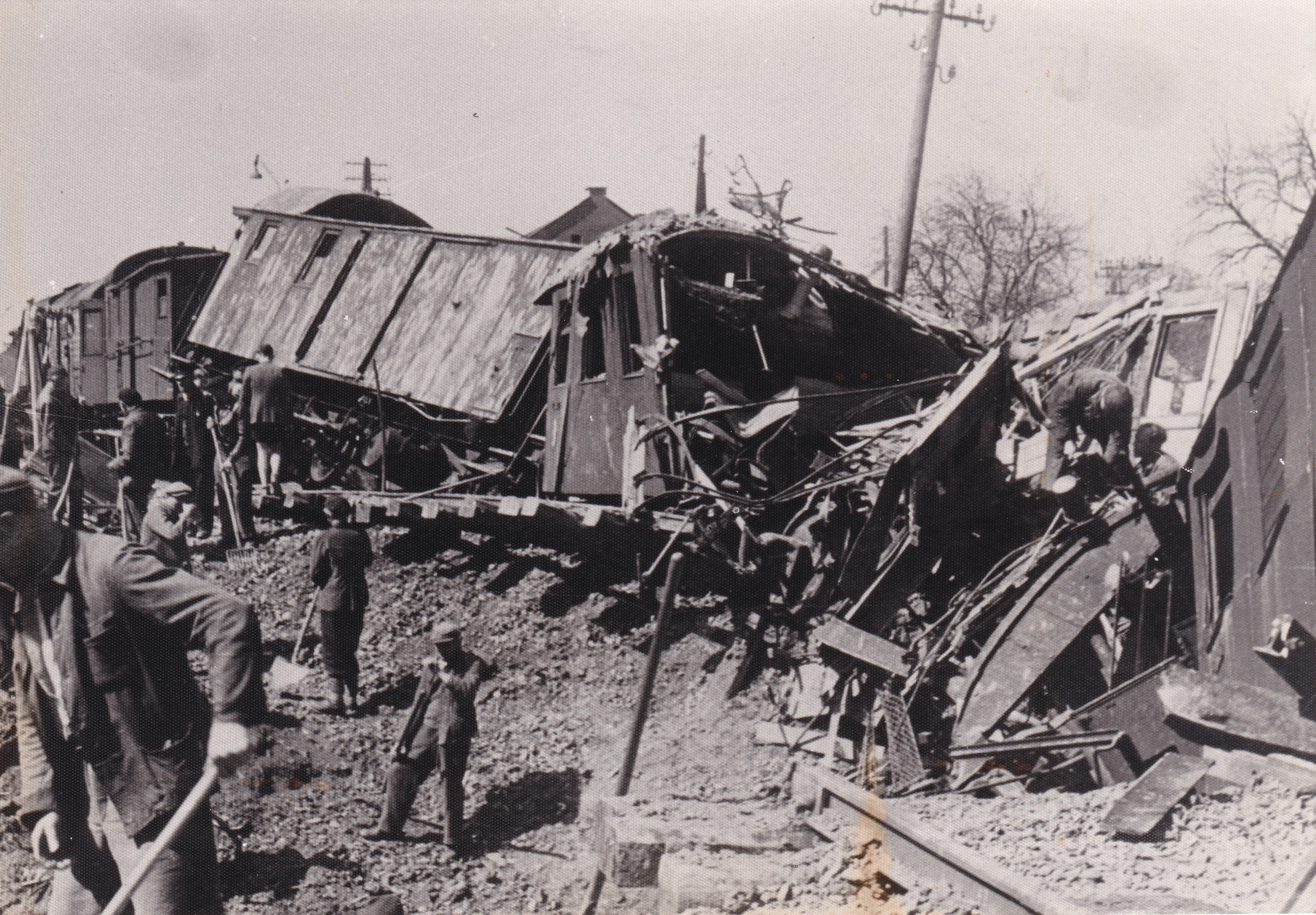 Aufräumarbeiten nach dem Fliegerangriff von 1945, Foto: Ehem. DB-Archiv, privat.