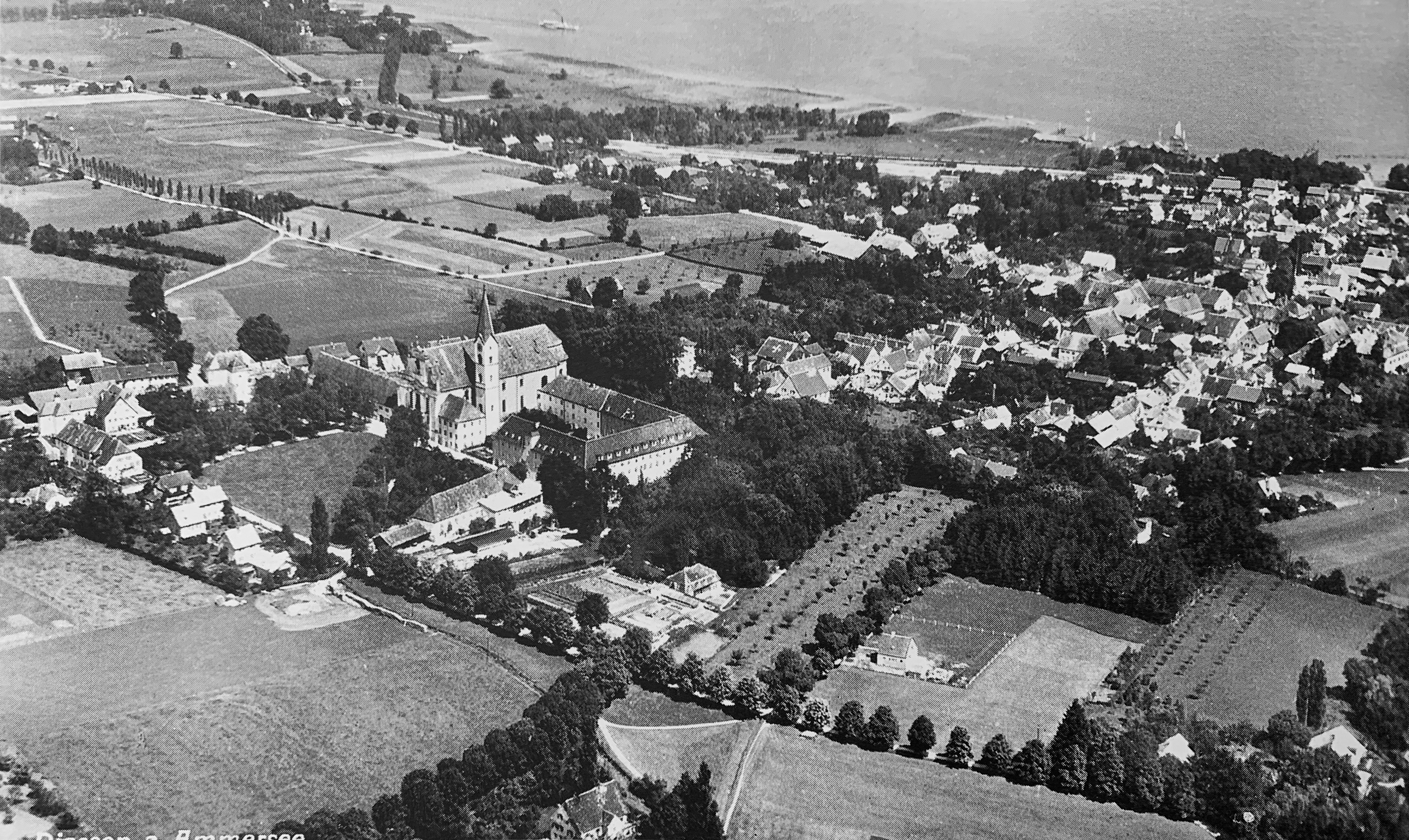 below: Kastanienallee on St. Georgen-Strasse (from the cloister courtyard to the Kreuzkapelle am Kirchsteig), Kastanienallee to Tiefenbach, Nussbaum-Allee along the cloister garden; top left: Pappelallee on the road to Neudießen, Pappelallee on Lachener Strasse to the Fezenkapelle, then Ahornallee; top right: planted lake facilities; Center: chestnut trees along the Mühlbach