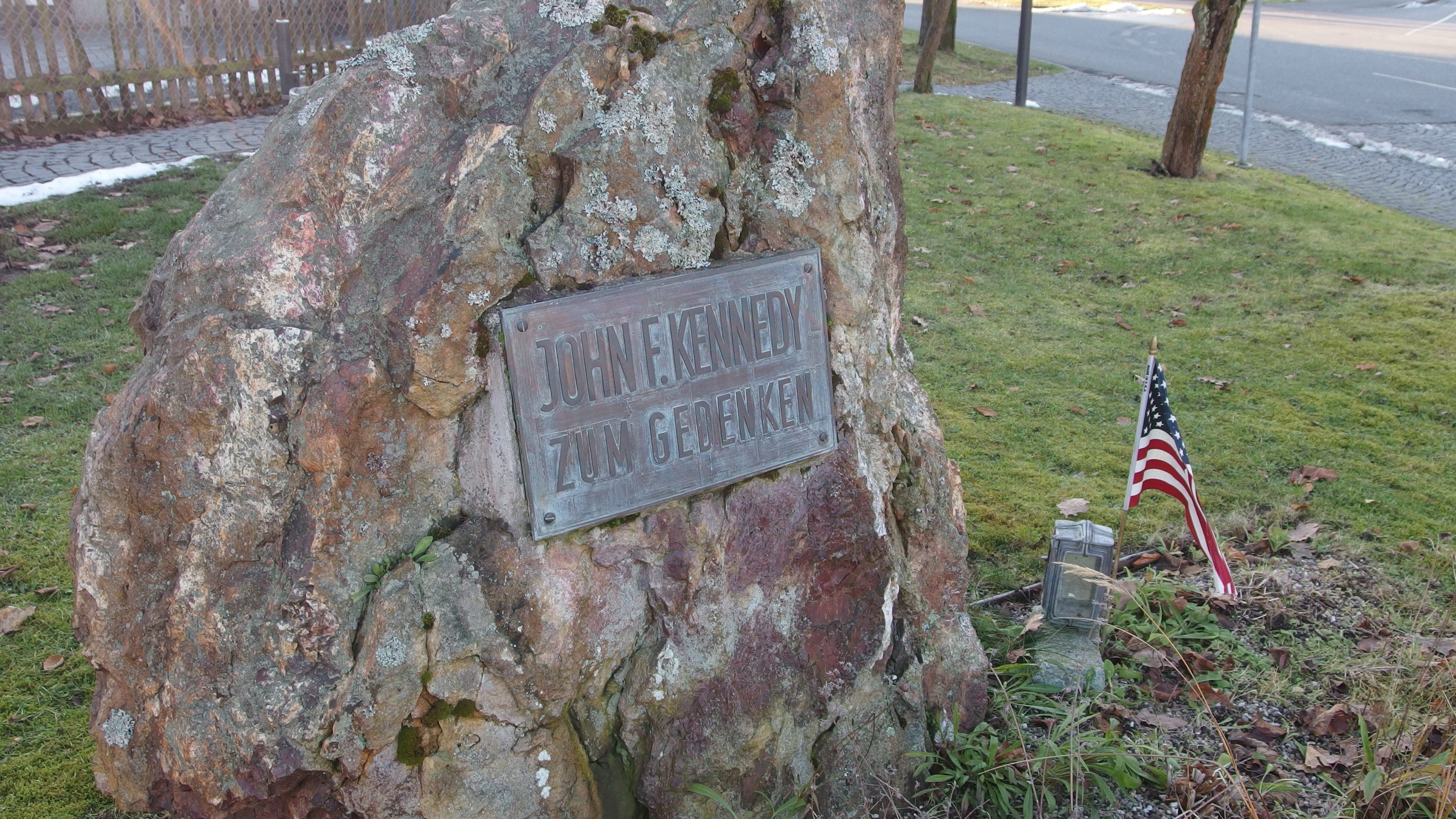 Das Kennedy-Denkmal an der Kreuzung Alte Amberger Straße/Vilsecker Straße/Rosenhofer Straße, Foto: Stadt Grafenwöhr