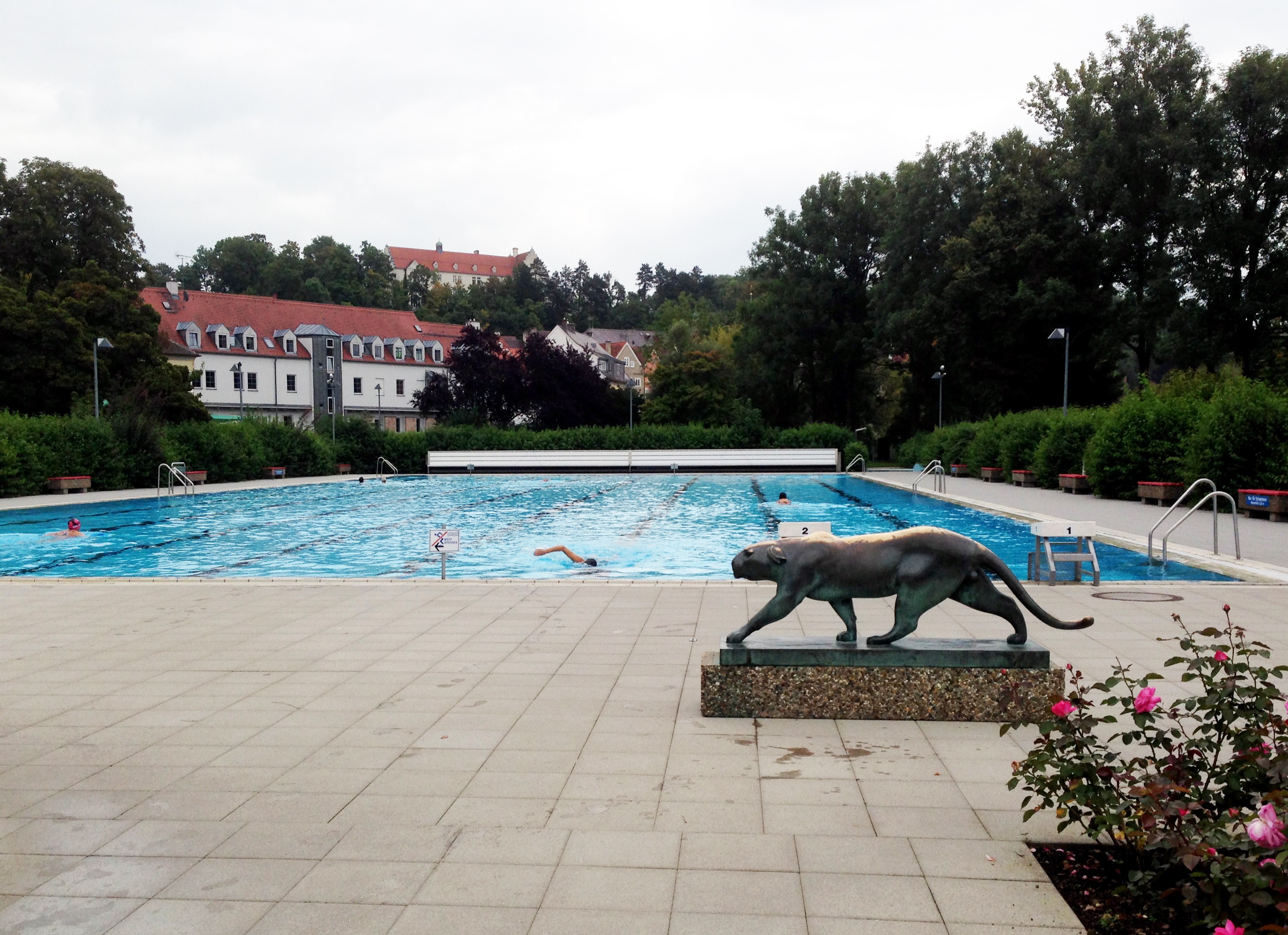 Der Panther - Bronzeskulptur von Fritz Behn - im Inselbad