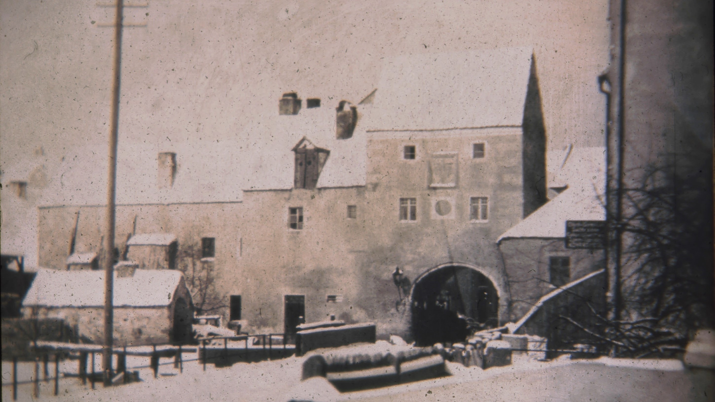 Blick auf das ehemalige untere Tor vor seiner Sprengung im Jahr 1945. Foto: Kultur- und Militärmuseum Grafenwöhr, 1930.