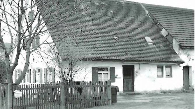 Am südlichen Stadtrand von Königsbrunn an der alten B 17 ist ein typisches Kolonislenanwesen (Einfirst-Wohnstallhaus) weitgehend im Ursprungszustand erhalten geblieben.