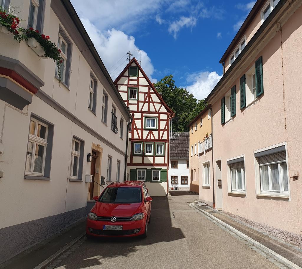 Oettingen, Blick in die Ringgasse - ehem. Judengasse mit Gedenktafel und ehem. jüdischem hinten rechts, Foto Haus der Bayerischen Geschichte / Patrick Charell