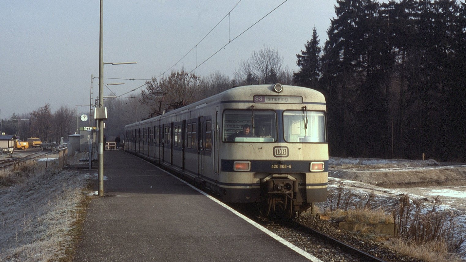 München S-Bahn EMU, 420.106 at the temporary terminus station of Ismaning on a cold 4 December 1989. The line now continues further on to München Flughafen.
Date 4 December 1989, Foto
Phil Richards