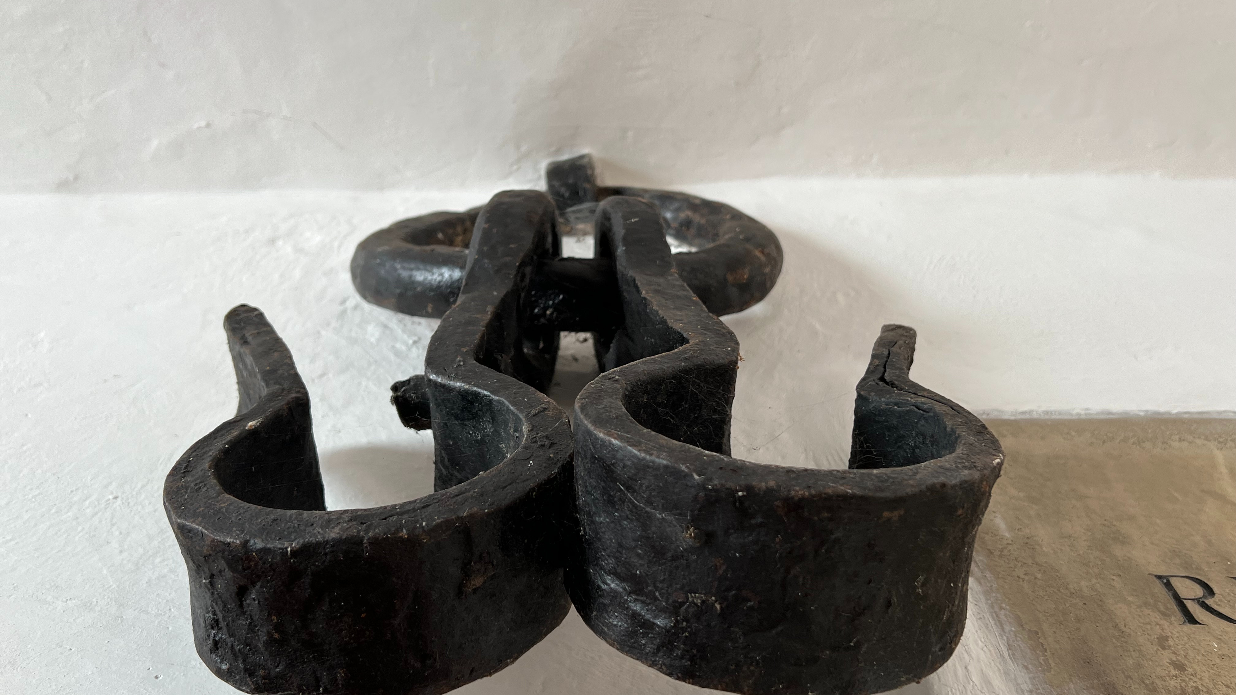 Fußfessel in der Kirche, Wolfgang Hauck, 2022